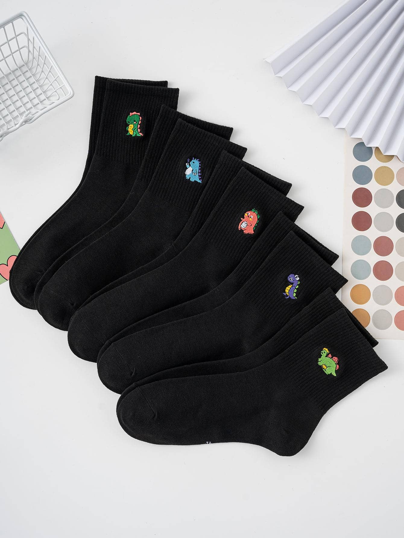 5双女士刺绣恐龙图案袜子，四季款，欧美尺码，尺码充足，舒适透气，耐磨不闷热，适合日常穿着，男女适用，采用优质面料制成 - 黑色 - 查看 1