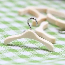 5入組木頭簡約風迷你衣架形狀裝飾物品適用於玩偶屋 - 米色 - 查看 1