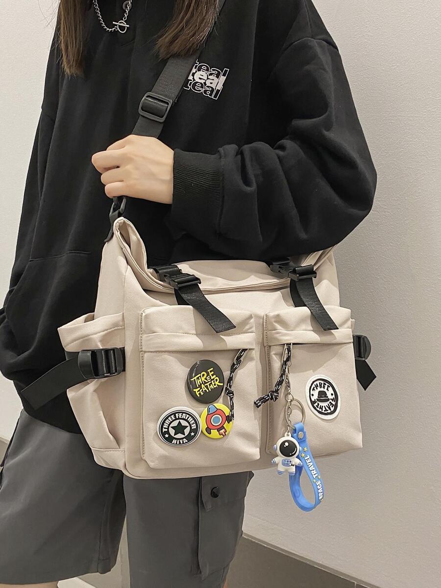 字母貼布郵差包插扣裝飾帶胸章和包飾 - 米色 - 查看 1