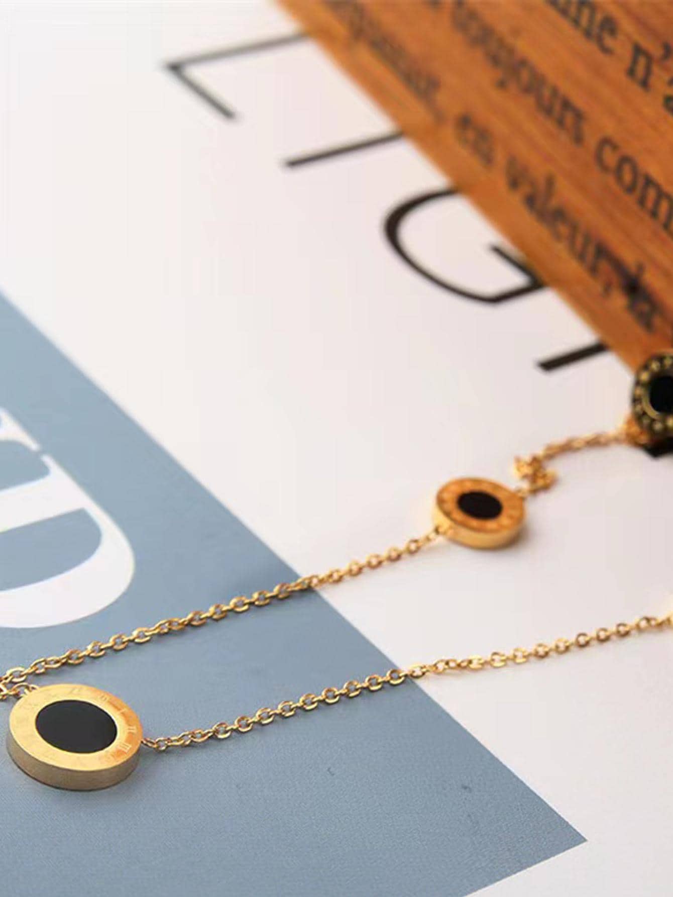 1入組時尚羅馬數字細節圓形裝飾項鍊適合女士日常裝飾 - 金色 - 查看 1