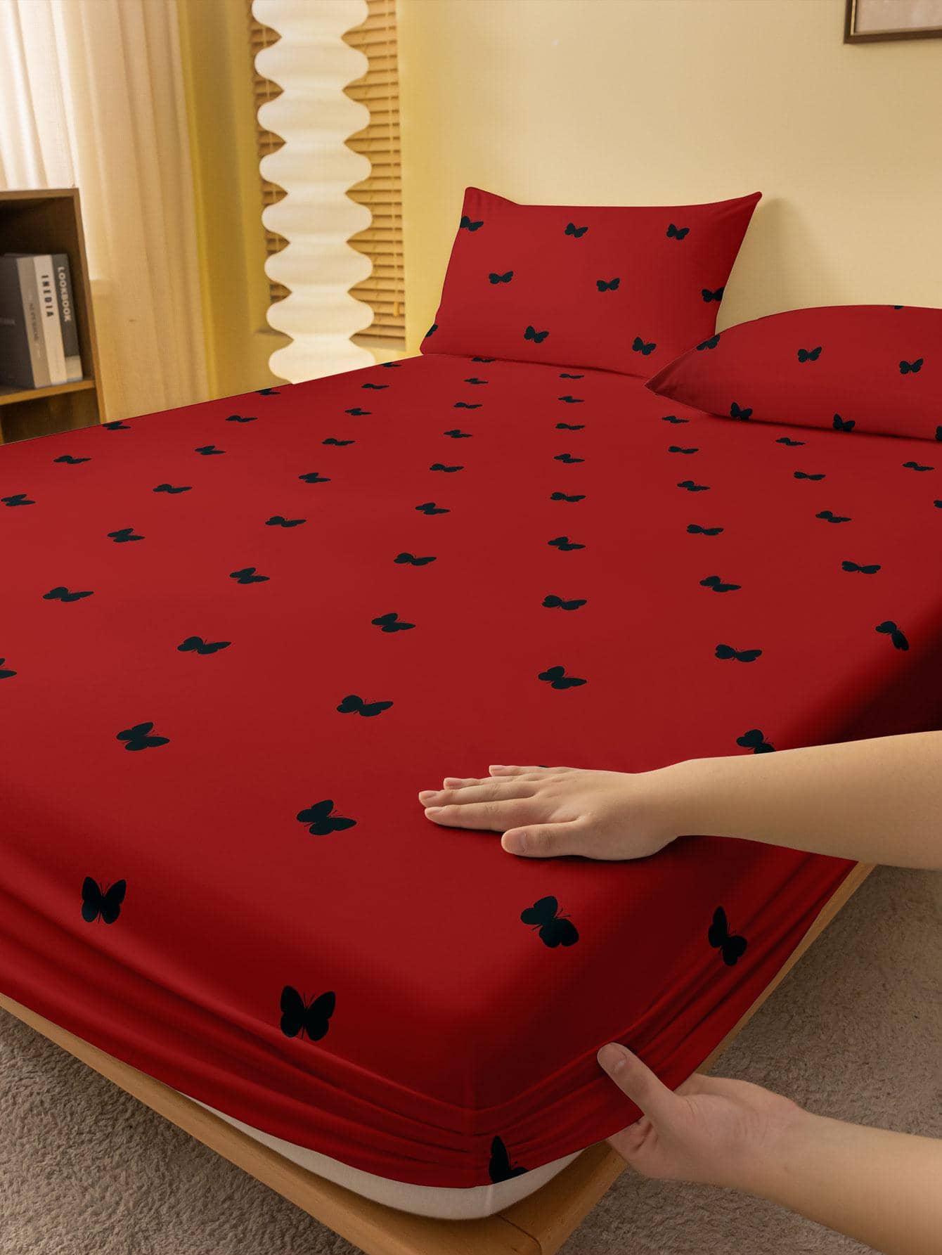 1 件蝴蝶图案床笠，现代面料卧室床笠