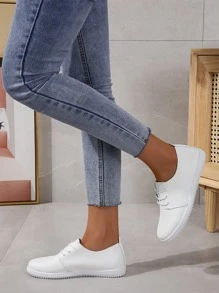 女士简约时尚纯白色经典运动鞋，系带软底舒适平底鞋，简约休闲校园运动鞋，适合返校季
