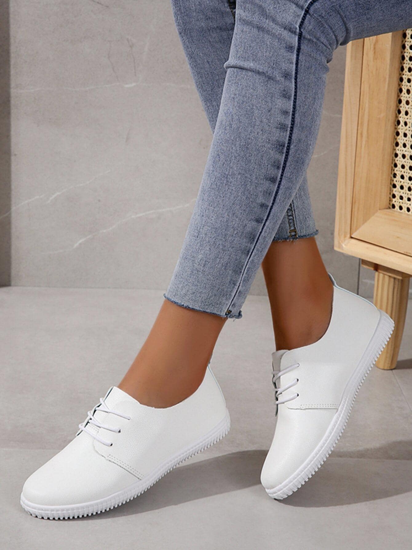 女士简约时尚纯白色经典运动鞋，系带软底舒适平底鞋，简约休闲校园运动鞋，适合返校季