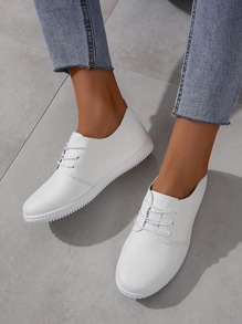 女士简约时尚纯白色经典运动鞋，系带软底舒适平底鞋，简约休闲校园运动鞋，适合返校季