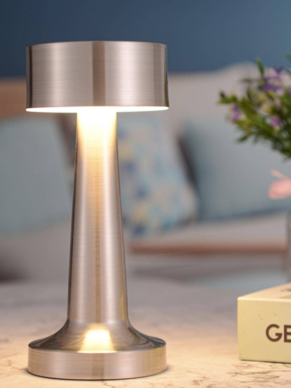 Lámpara de mesa metálica retro con control táctil recargable de 1 pieza con cambio de 3 colores y brillo ajustable para uso en interiores y exteriores en varios escritorios