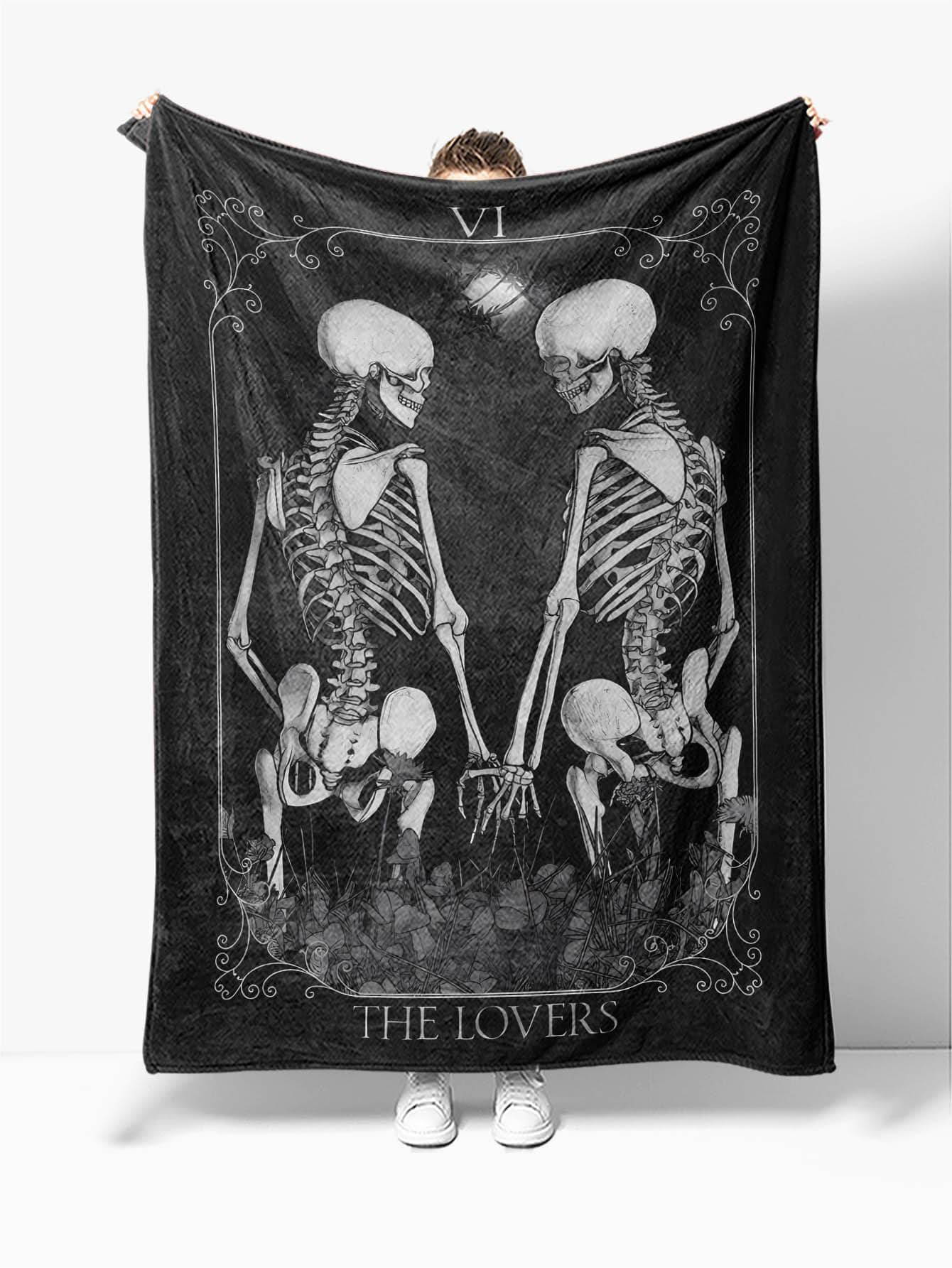 1pc Halloween Themed Blanket, Featuring Couple Skeleton Print, Made Of Flannel Fabric, Soft Touch And Warm, Practical Throw Blanket For Bedroom, Living Room, Suitable For Halloween Decoration, Bedroom Decor, Office Nap, Camping Picnic, Black Blanket