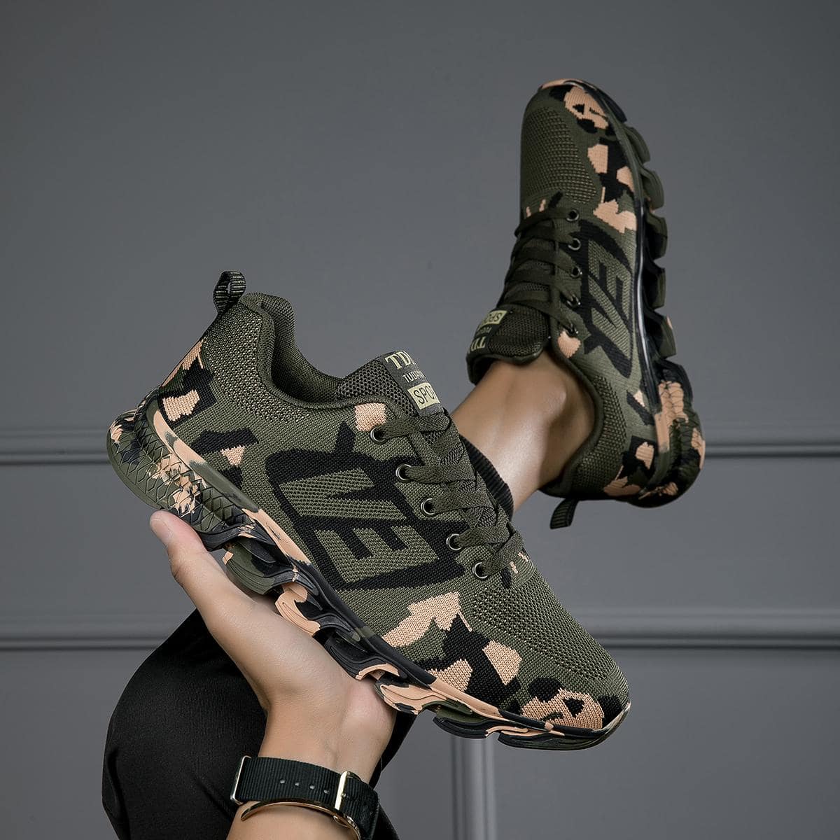 Giày thể thao nam Letter Patch Decor Phối ren họa tiết Camo, Giày chạy bộ bằng vải ngoài trời thể thao - xanh quân đội - Xem 1