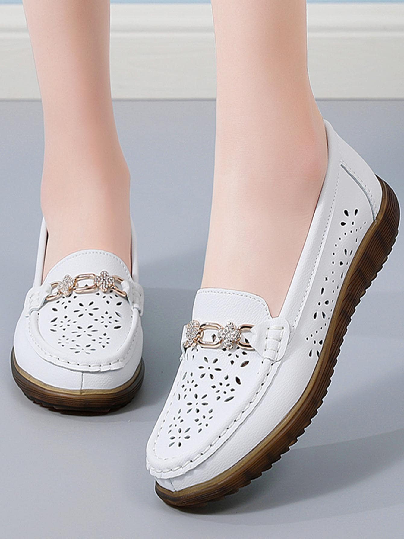 女士鏤空皮革一腳蹬樂福鞋,平底軟底媽媽鞋休閒步行鞋適用於秋天 - 白色 - 查看 1