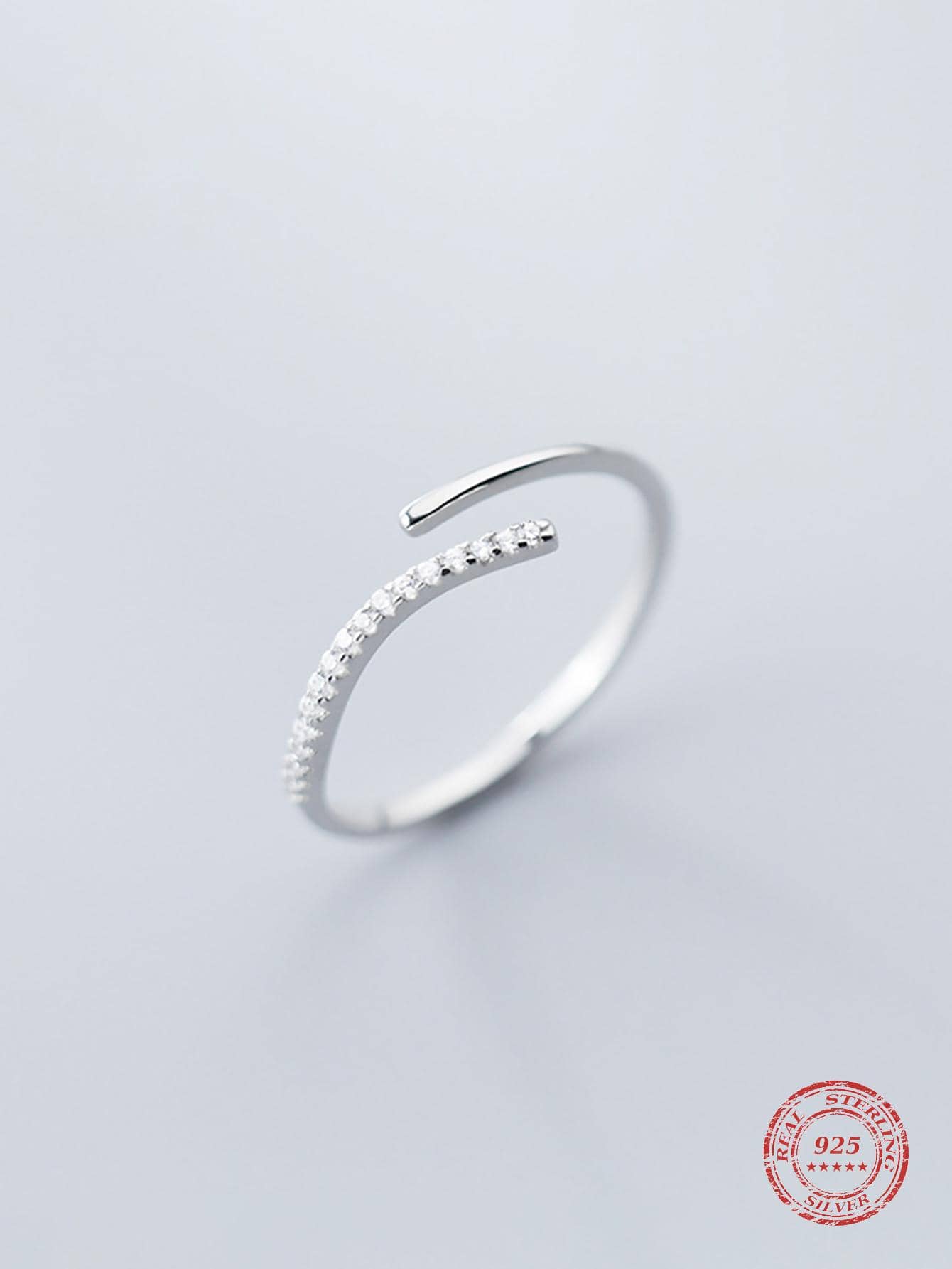 خاتم نسائي أنيق بزركونيا مكعب – تصميم مزخرف من الف...