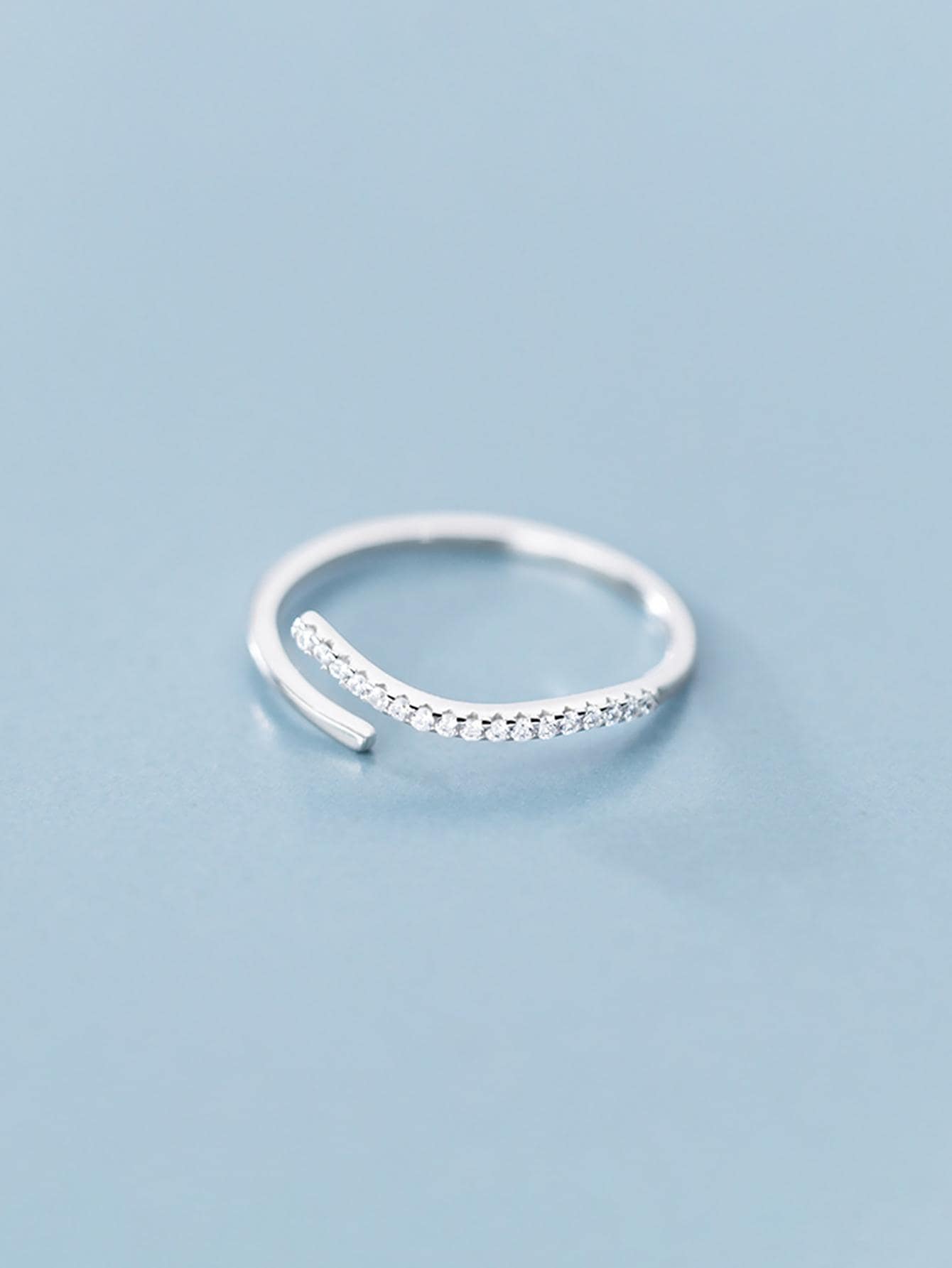 خاتم نسائي أنيق بزركونيا مكعب – تصميم مزخرف من الف...