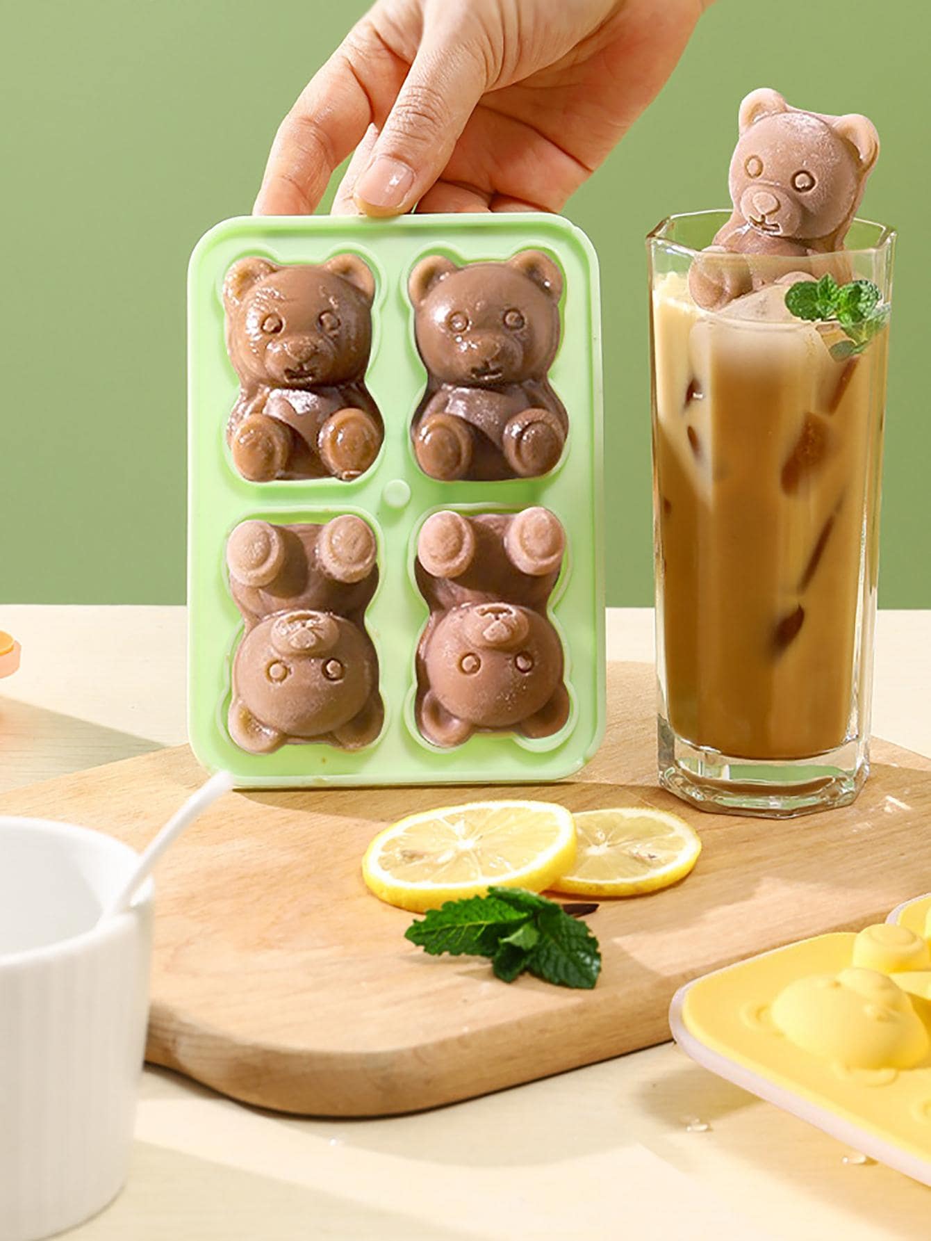 1pc Bear Shaped Ice Mold,Ice Cube,Party,Travel,Wedding,Birthday,Graduation,Bachelorette Party,Bachelorette,Kitchen,Kitchen Items,Storage,Decor,Outdoor. - Green - View 1