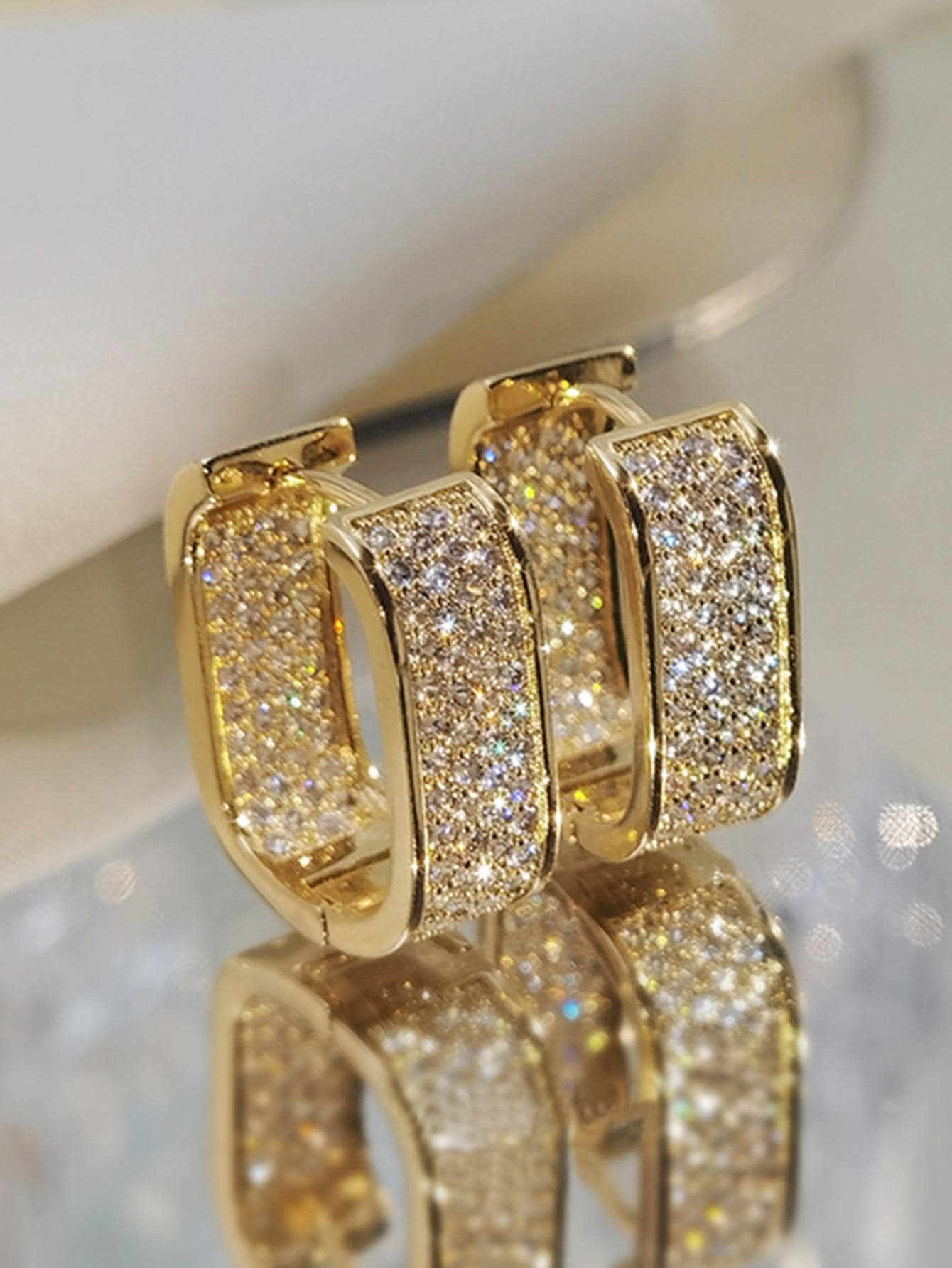 一对璀璨夺目的立方氧化锆耳环，适合女性佩戴，可作为结婚纪念日、订婚派对或情人节礼物。 - 金黃色 - 查看 1