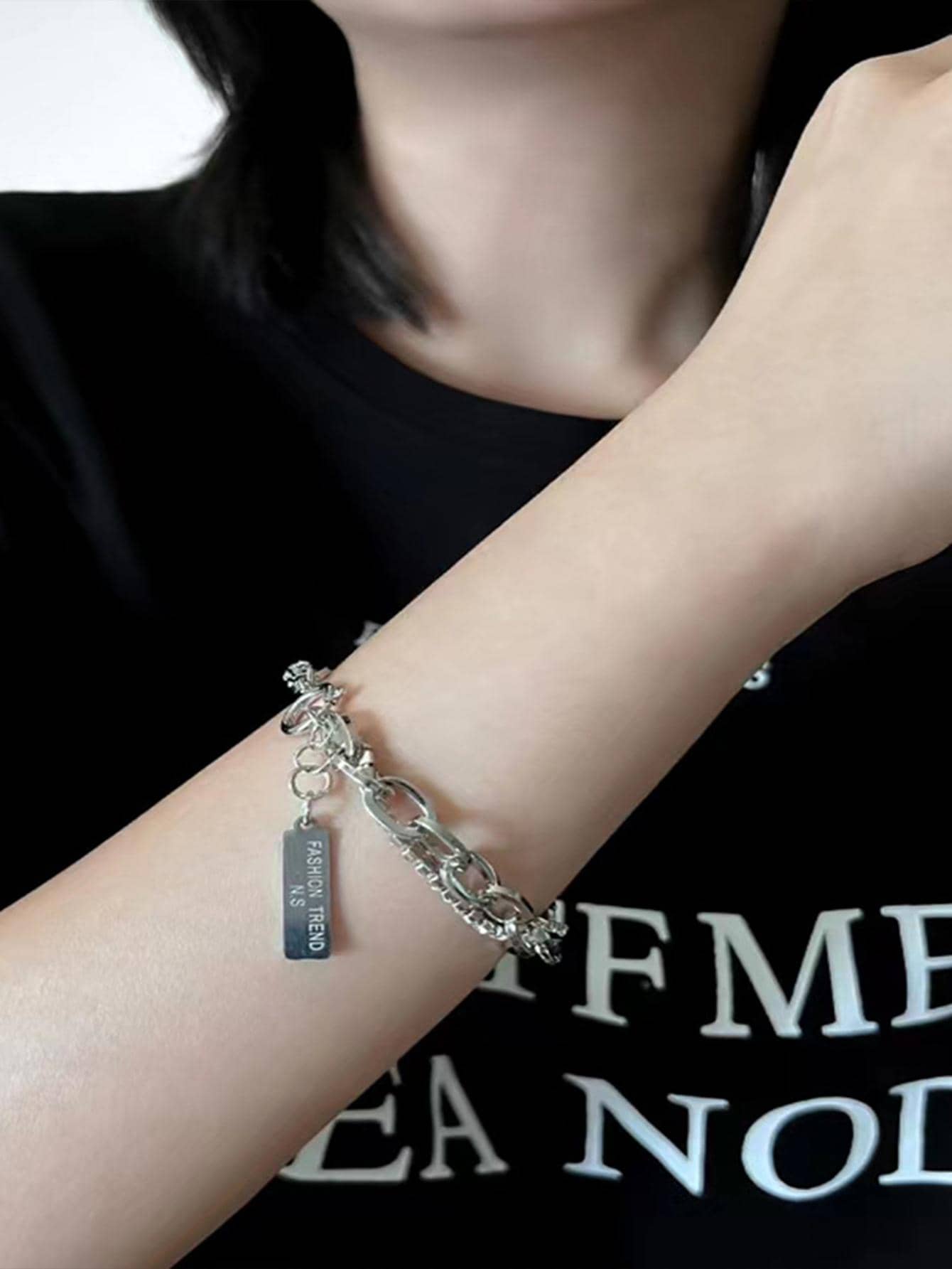 字母細節方形吊墜手鏈 - 銀色 - 查看 1