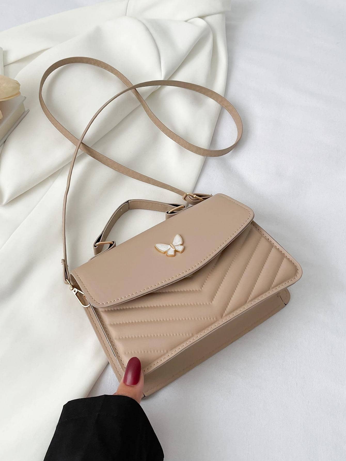 Bolsa cuadrada pequeño de cheurón guateado con diseño de mariposa asa superior