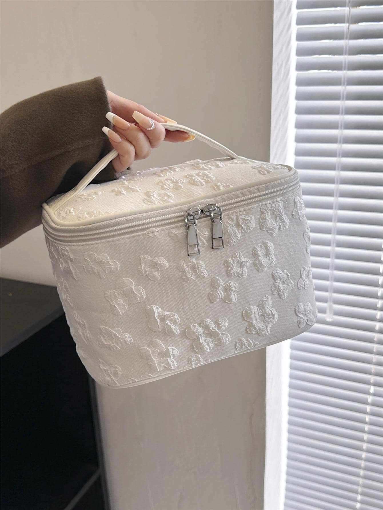 花卉图案化妆包 拉链顶部手柄 化妆品收纳包 化妆品收纳袋 盥洗包 化妆包 洗漱包 适用于旅行浴室 大学宿舍 女孩女士 妈妈妈妈 学校用品礼物 旅行必需品化妆包 节日必需品化妆包 化妆品收纳包 节日冬季返校用品 - 白色 - 查看 1