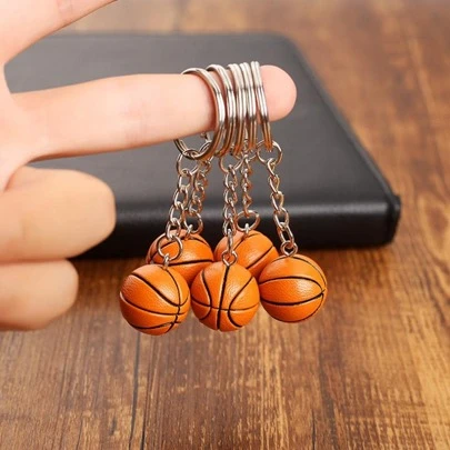 1 件随机男士篮球挂件钥匙扣休闲汽车配件包饰学院风可爱哥特 Y2k 包饰挂绳带身份证夹汽车配件包饰