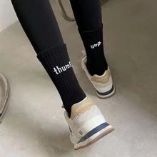 4双随机发货，男女通用中筒袜，适合春夏秋三季。搭配字母P图案的鲨鱼裤。运动纯色黑白袜，秋季 - 彩色 - 查看 7