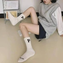 4双随机发货，男女通用中筒袜，适合春夏秋三季。搭配字母P图案的鲨鱼裤。运动纯色黑白袜，秋季 - 彩色 - 查看 6