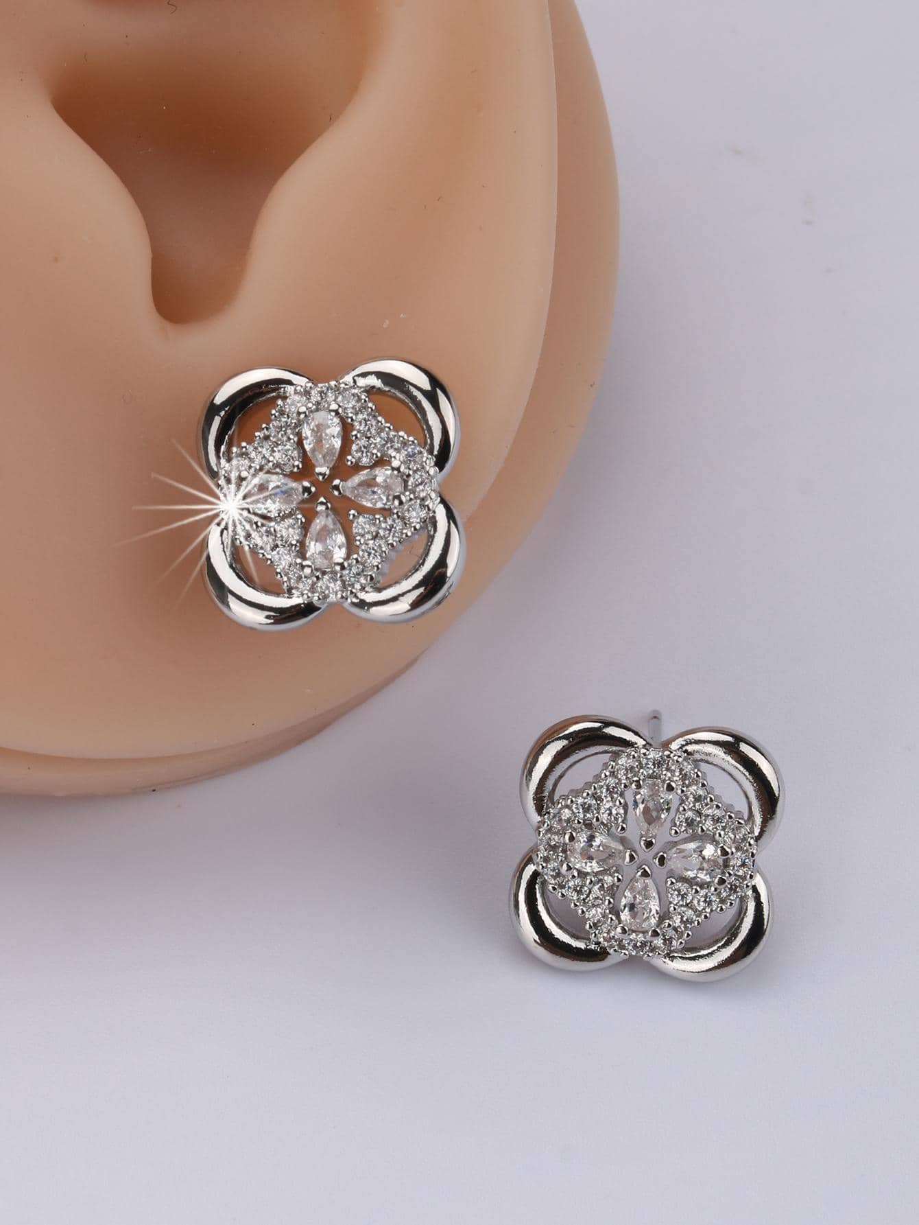 Bông tai đinh tán rhinestone cỏ ba lá - Bạc - Xem 1