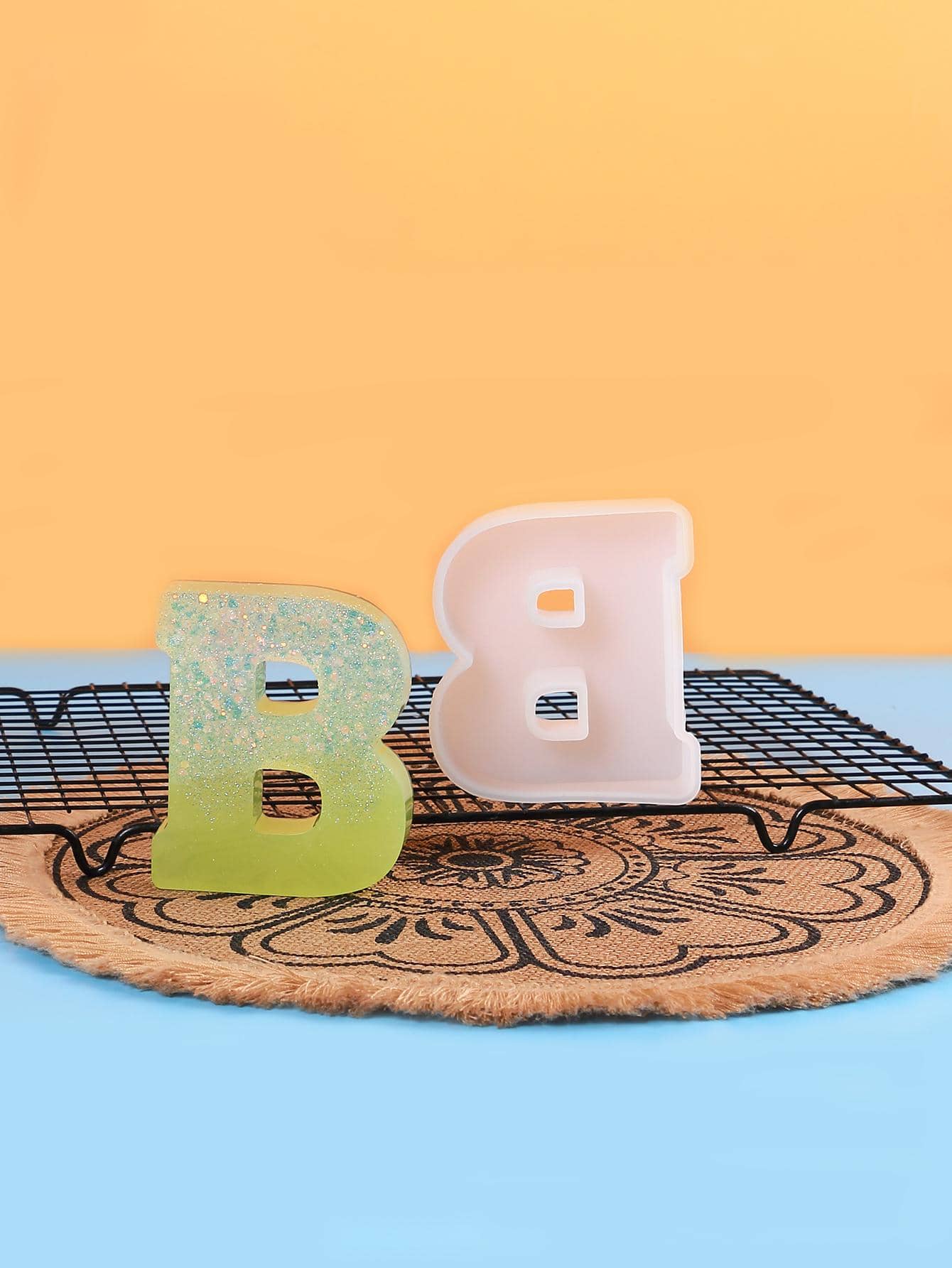 Khuôn nến thiết kế chữ cái 1 cái - trắng - Xem 1