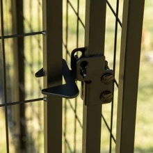 PawHut Indoor/Outdoor Metal Dog Kennel, Dog House with Lock, Weather Resistant Canopy and 2 Bowl Holders and Bowls, 4.6' x 4.6' x 5', Black / Red - 紅色 - 查看 9