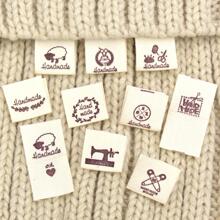 50入組布標籤折疊標籤羊心形圖案標籤針織帽印花機織縫紉標籤10種不同款式可供選擇標籤 - 米色 - 查看 1