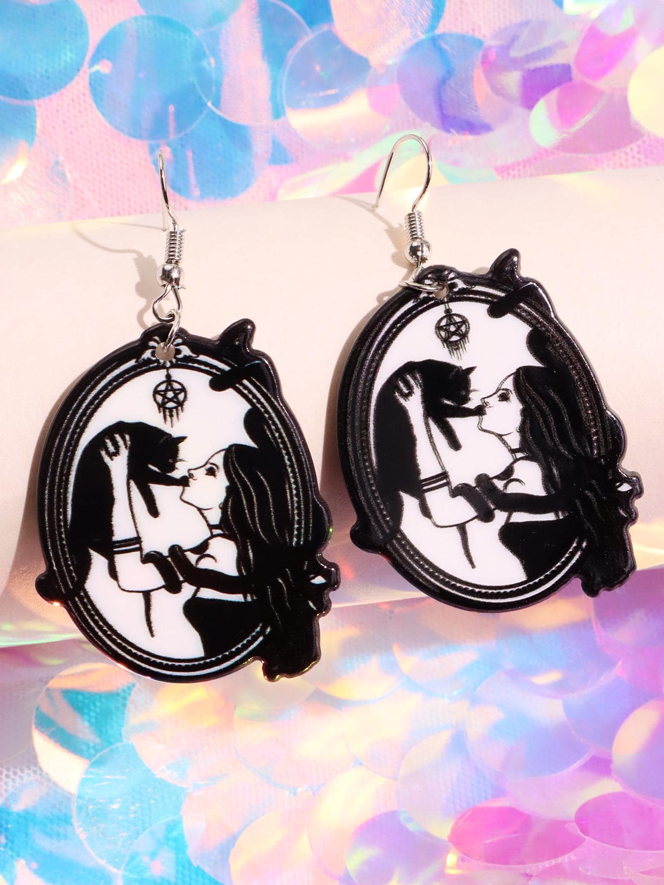 Bông tai thả hình đồ họa - Đen và trắng - Xem 1