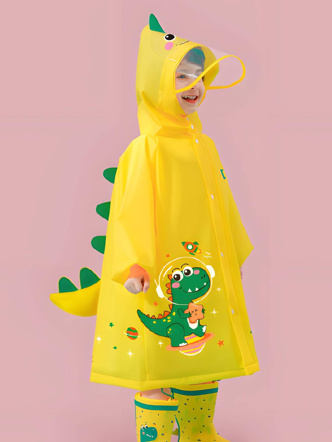 一件EVA防水黄色雨衣，带背包袋和宽大帽檐，适合儿童穿着，男女童雨天上学穿着保暖舒适。也适合作为闺蜜礼物、送给小狗、狂欢节、春夏礼物、伴娘礼物、房间装饰、卧室装饰、海滩、旅行、男女皆宜、度假、可爱小物、母亲节礼物、卧室装饰、花园、厨房装饰、夏季、海滩、旅行必备、房间装饰、软萌玩具、毕业礼物等。 - 黃色 - 查看 1