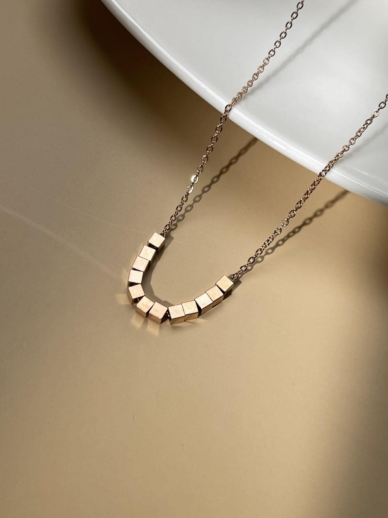 Collar con diseño de cubo