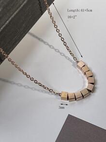 Collar con diseño de cubo