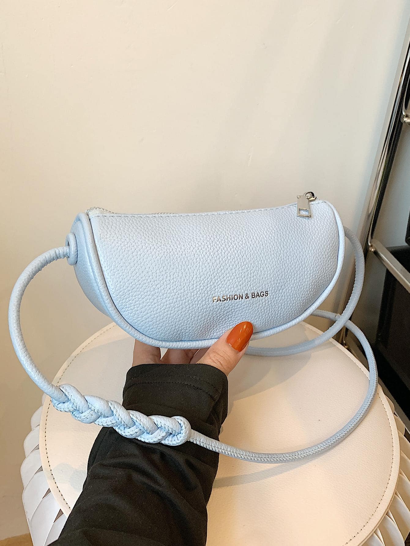 Umhängetasche mit Mini Buchstaben Grafik, Litschi Prägung,