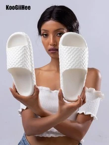 KooGiiHee 學院拖鞋適用於女士質感紋理壓花室內單帶拖鞋 - 白色 - 查看 1