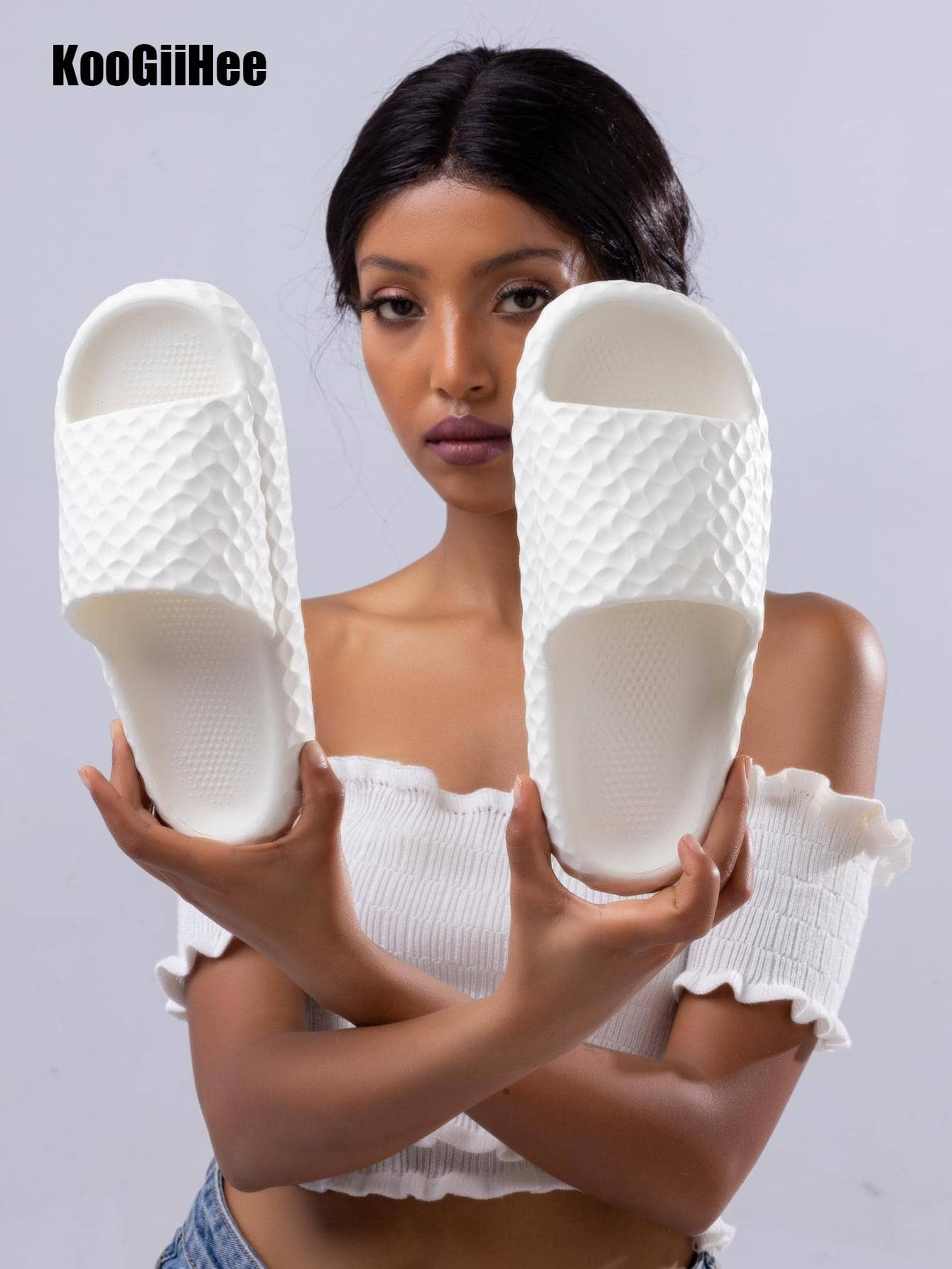 KooGiiHee 學院拖鞋適用於女士質感紋理壓花室內單帶拖鞋 - 白色 - 查看 1