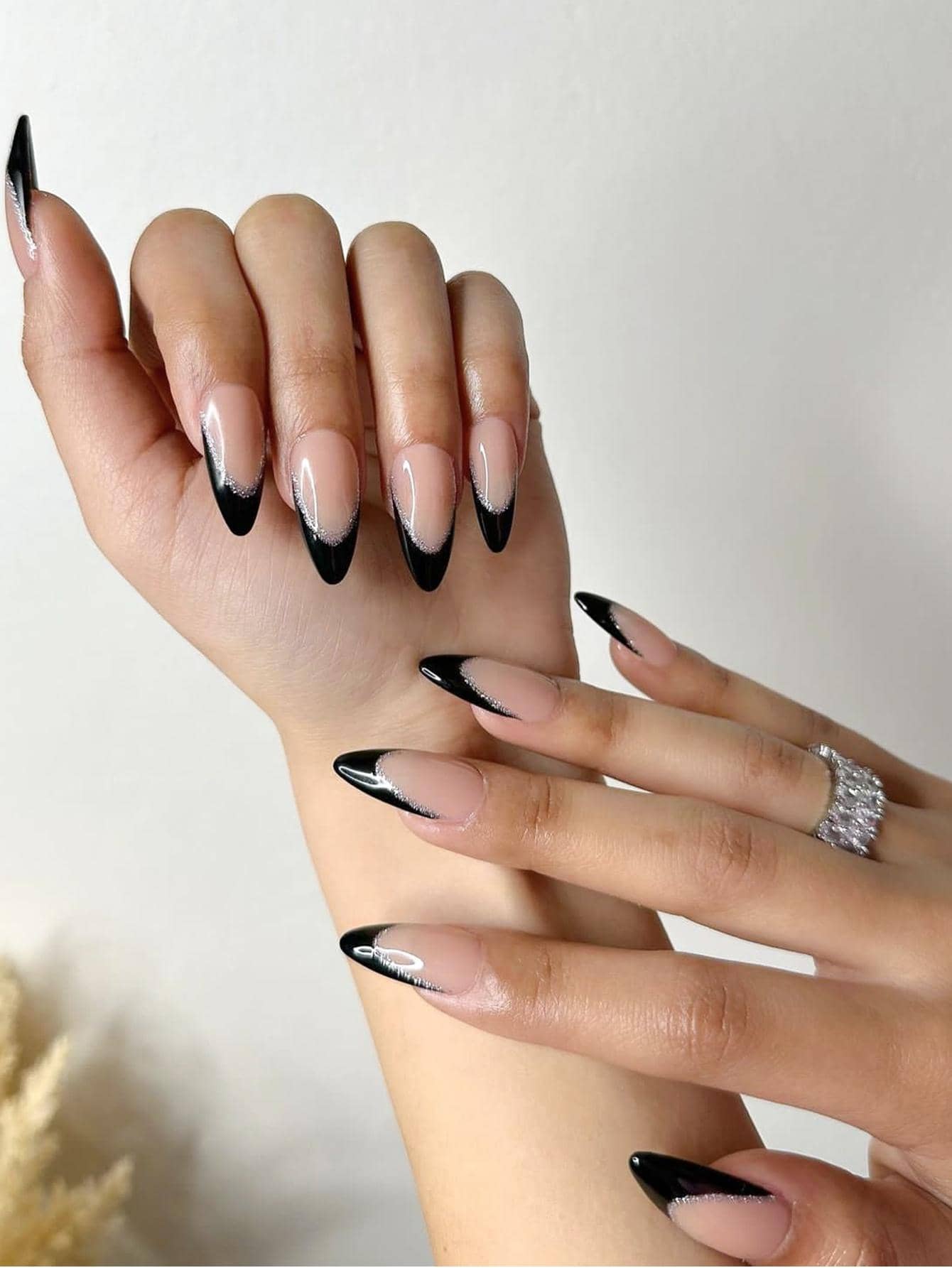 24pcs Black & Silver V-Shaped French Tip Long Almond Fake Nail Kit Full Cover Press On Nails Add A Touch Of Luxury To Your Fingertips - Black - View 1