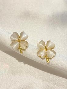 1 cặp bông tai đinh tán cỏ ba lá - Màu be - Xem 2