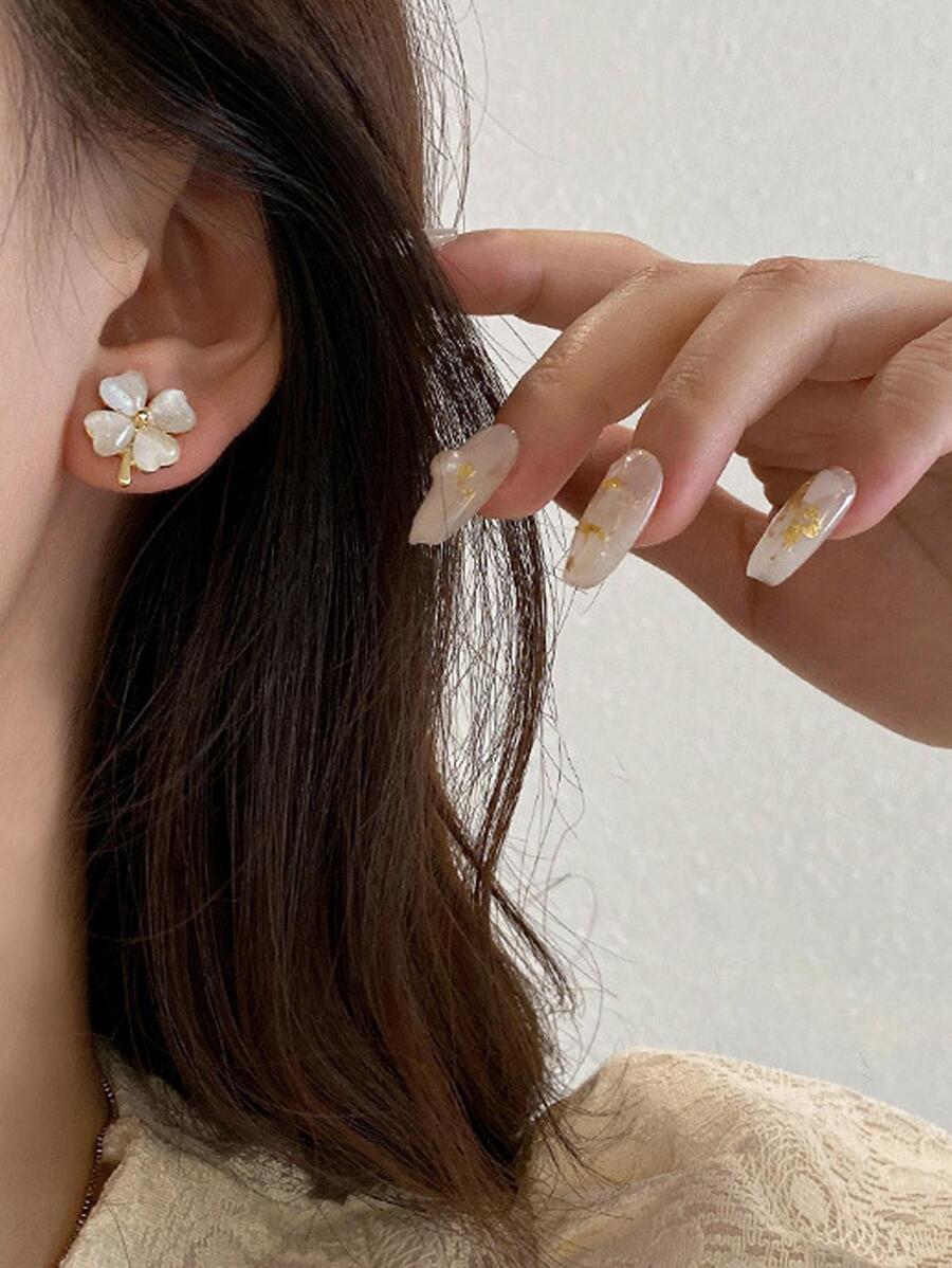 1 cặp bông tai đinh tán cỏ ba lá - Màu be - Xem 1