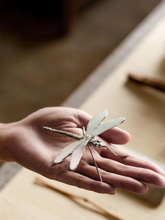 1 pieza Ornamento de metal con libélula plateada, decoración de escritorio, elegante ornamento de té con libélula y mariposa de aleación