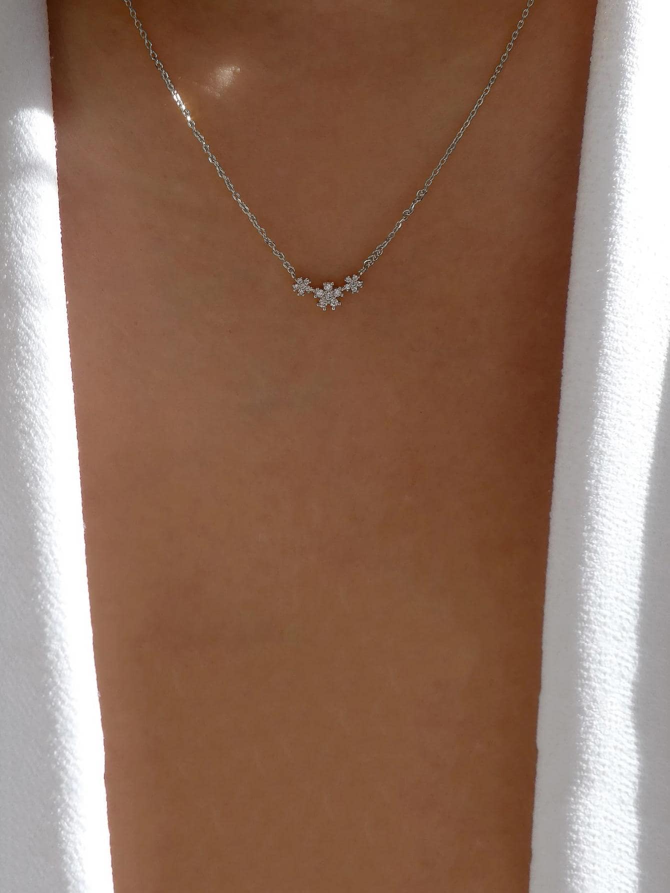 1pc Exquisite Zinc Alloy Rhinestone Flower Pendant Necklace For Women For Daily Decoration Valentines,Mom,Mother,Mother's Day,Gift - Silver - View 1