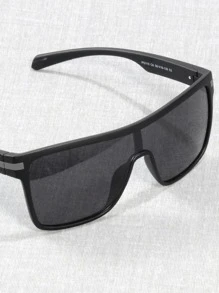 一副男士灰色包框时尚眼镜，适合户外街头海滩，打造街头风格，可搭配毛衣、夹克、卫衣、连帽衫、皮裤和工装裤，是夏季海滩度假、户外活动和旅行的理想之选。 - 灰色 - 查看 4