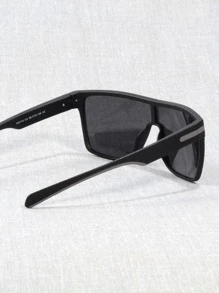 一副男士灰色包框时尚眼镜，适合户外街头海滩，打造街头风格，可搭配毛衣、夹克、卫衣、连帽衫、皮裤和工装裤，是夏季海滩度假、户外活动和旅行的理想之选。 - 灰色 - 查看 5