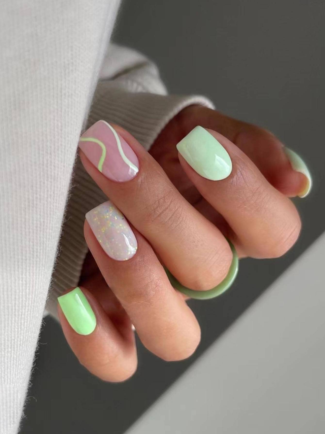 Nâng cấp diện mạo của bạn với bộ 24 móng tay giả dài, vuông, kẻ sọc, phủ kín toàn bộ móng. - Nhiều màu - Xem 1