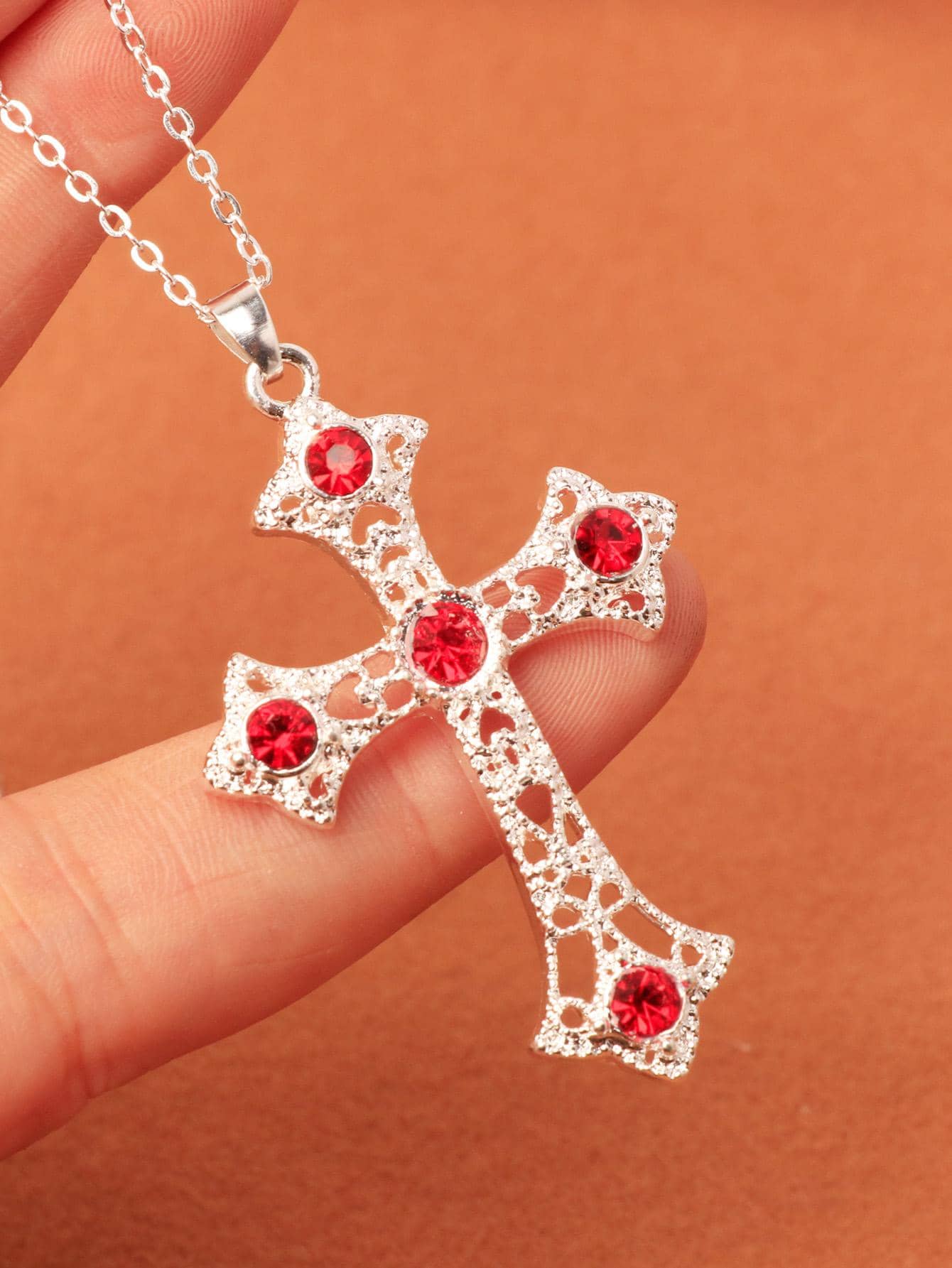 Piccola collana con croce in oro, collana con ciondolo a croce rossa e nera in strass, regalo minimalista per lei, delicata collana con zirconi, eleganti gioielli da donna - Italia
