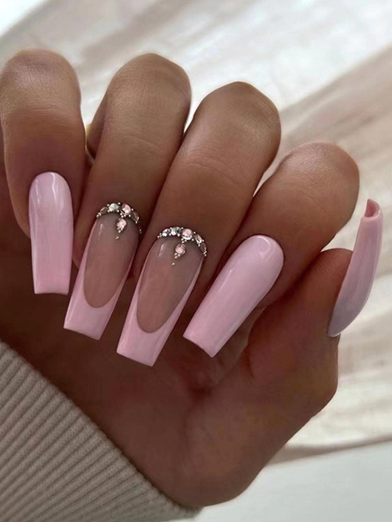 Mejore su estilo al instante con un conjunto completo de 24 piezas de uñas postizas rosadas con forma de ataúd francés con diamantes de imitación, que incluye 1 tubo de pegamento en gel y 1 lima de uñas. Suministros de uñas