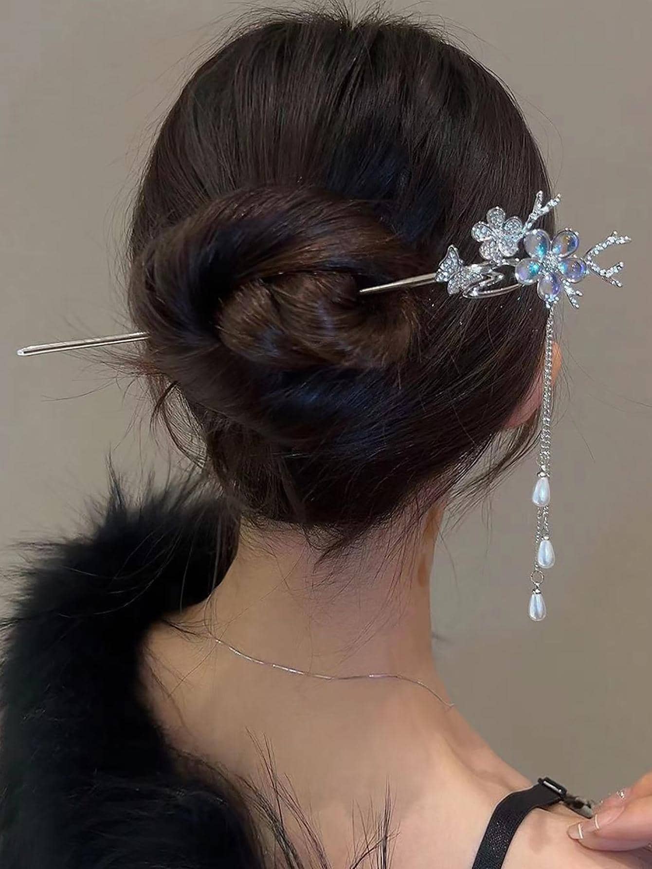 1件装女士水钻蝴蝶花朵装饰链及仿珍珠吊坠精致发夹，可用于打造优雅发髻、发髻造型、发饰、发型设计等，适合上学、珍珠发饰、度假装扮、婚礼、派对等场合，也可作为头部饰品。 - 銀色 - 查看 1