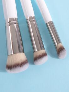 MAANGE 3件套专业化妆刷套装，包含散粉刷、遮瑕刷、高光刷和修容刷，刷毛柔软，便于携带，是旅行化妆的理想之选。套装包含各种化妆刷，是化妆工具的完美组合，也是馈赠佳品。 - 白色 - 查看 6
