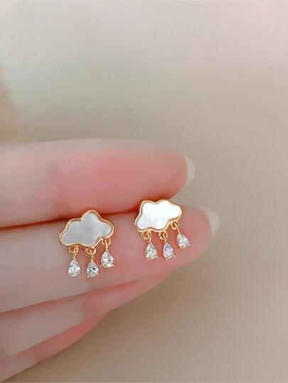 一对云朵雨滴流苏耳环，简约优雅，个性可爱，适合女性日常、通勤、旅行、派对、宴会等场合佩戴。