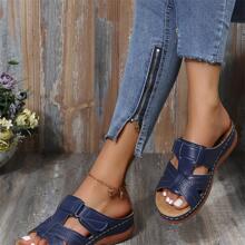 新款复古休闲女士凉鞋，厚底斜跟，加大码 43，采用刺绣、镂空和冲孔工艺，非常适合夏季海滩