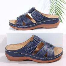 新款复古休闲女士凉鞋，厚底斜跟，加大码 43，采用刺绣、镂空和冲孔工艺，非常适合夏季海滩