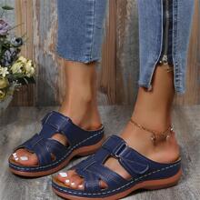 新款复古休闲女士凉鞋，厚底斜跟，加大码 43，采用刺绣、镂空和冲孔工艺，非常适合夏季海滩