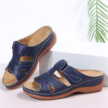 新款复古休闲女士凉鞋，厚底斜跟，加大码 43，采用刺绣、镂空和冲孔工艺，非常适合夏季海滩